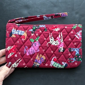 Vera Bradley Outlet Essential Wristlet in Cotton Holiday Hounds NEW - Picture 1 of 10