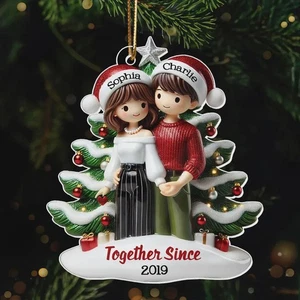 Paar stehend vor dem Weihnachtsbaum personalisiert 2D flach Acryl - Bild 1 von 10