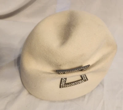 Sombrero Roy Halston de estrás y lana Cloche alrededor de 1960 Foto 1 de 4
