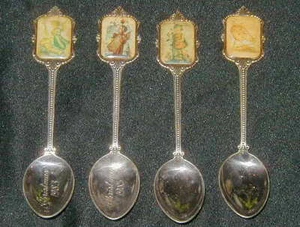 4 VINTAGE HUMMEL DESIGN COLLECTIBLE SPOONS, CHRISTMAS 1983,1985, ARS EDITION - Picture 1 of 5