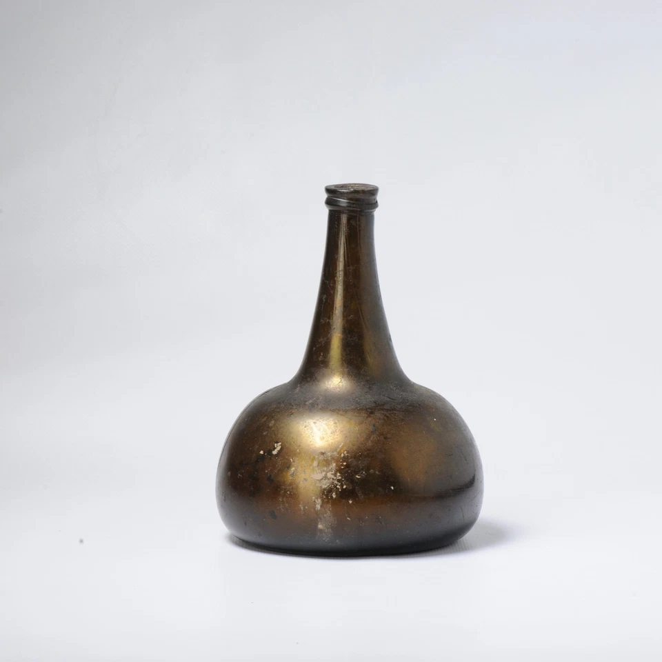 Antigua botella de vino holandesa de vidrio iridiscente del siglo XVII/XVIII Kattenkop excavada Foto 1 de 1