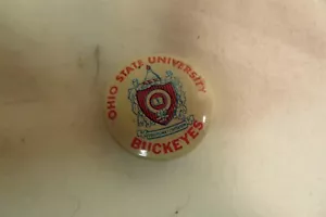 VINTAGE OHIO STATE UNIVERSITY BUCKEYES 3/4" SPILLA DA COLLEZIONE PULSANTE POSTERIORE - Foto 1 di 2