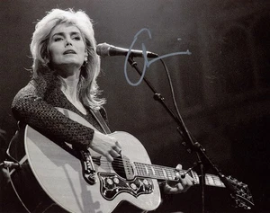 EMMYLOU HARRIS SIGNED AUTOGRAPHED 8x10 PHOTO COUNTRY MUSIC LEGEND BECKETT BAS - Picture 1 of 2