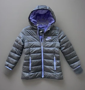 Nike Mädchen Small Essential Winter gefütterte Jacke Mantel Kapuze UVP $ 90 grau lila - Bild 1 von 10