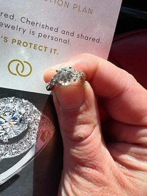 Hermoso anillo de diamantes creado en laboratorio con 6 diamantes reales talla 6,75 Foto 1 de 4