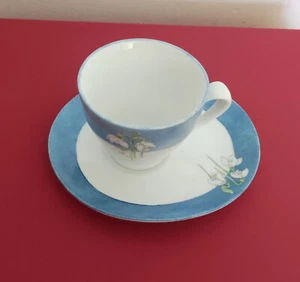 Tasse und Untertasse Schneeglöckchen Motiv handbemalt und signiert. - Bild 1 von 8