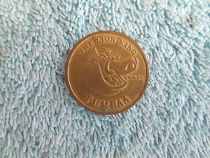 VINTAGE 1995 DISNEY THE LION KING PUMBAA MAGIC KINGDOM METAL TOKEN COIN - Picture 1 of 6
