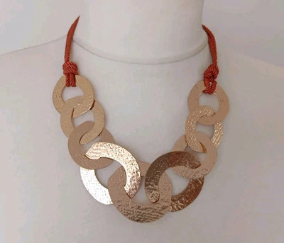 ACCESORIO Collar Cordón Terracota Colgante Efecto Martillado Tono Dorado-L 52cm  Foto 1 de 4