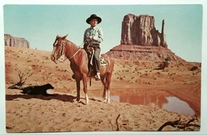 Postal vintage de jinete navajo en Monument Valley Mitten Rock - Imagen 1 de 2