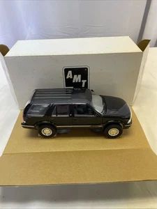 AMT Ertl schwarz 1996 GMC Jimmy Kunststoff Promo Auto 8983EO neu in Box! - Bild 1 von 6