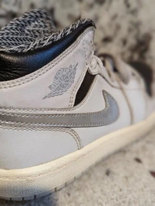 Size 1.5Y - Jordan 1 Retro Mid Wolf Grey - Picture 1 of 4