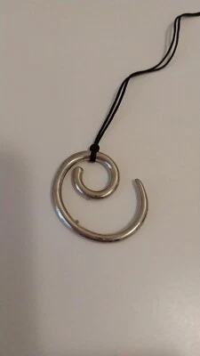 Ciondolo in metallo, placcato argento. 4 cm x 3 cm. Bigiotteria per donna - Immagine 1 di 2