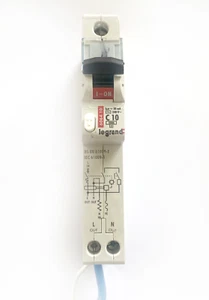 LEGRAND 10A 30MA CURVA C 10kA C10 1 polo RCBO TIPO AC 6064 10 NUEVO EN CAJA 606410 - Imagen 1 de 3