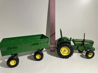 Ertl John Deere 1/16 Compact Utility Tractor plus flare box trailer minor marks - Image 1 of 4