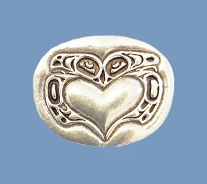 Moneda "AMOR" Corazón-Pacífico Noroeste Espiritual Peltre-T.J. Young, Haida - Imagen 1 de 3