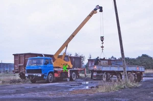 Schmalspurbahn Przeworsk-Dynow, LIAZ Kranwagen belädt Güterwagen in Kanczuga - Bild 1 von 1