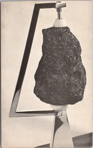 Postal vintage 1969 misión Apolo 12 NASA "MUESTRA DE ROCA LUNAR 12046" sin usar - Imagen 1 de 2
