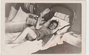 Foto Hombre guapo Playa Moda Torso Desnudo Sin Camisa Pecho Pies Descalzos Gay INT - Imagen 1 de 2