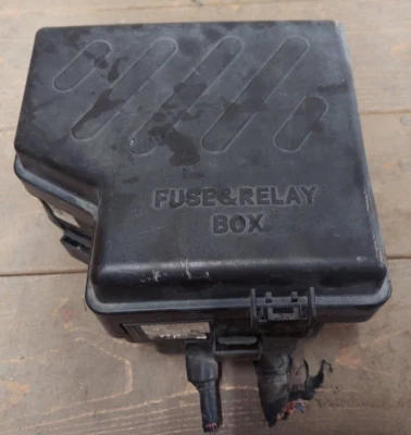 2008 Hyundai Santa Fe 3.3L Engine Bay Fuse Junction Box Assembly - Image 1 of 4