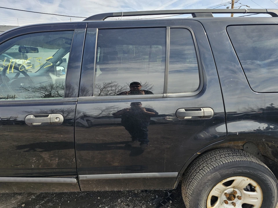 Used Rear Left Exterior Door Handle fits: 2004 Ford Explorer 4 Dr exc. Sport Tra Foto 1 de 4