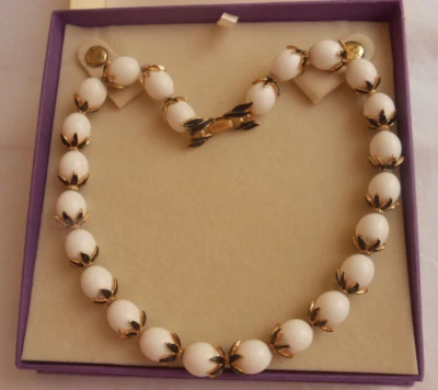 COLLANA firmata TRIFARI sfere ovali in lucite  colore bianco e lacca blu cm 45 - Immagine 1 di 4