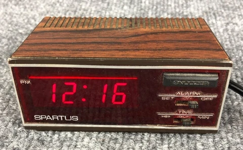 Spartus Time Alarm Clock Battery Backup Woodgrain Model 526N Retro 80s Works Cover