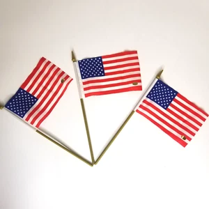 Confezione da 3 bandiere Stati Uniti 4 x 6 pollici su bastone bandiera americana USA 4 luglio - Foto 1 di 4