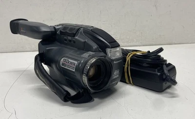 Panasonic Palmcorder PV-L651D VHS-C Camcorder - Image 1 of 4