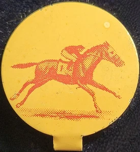 VINTAGE PFERDERENNEN SOUVENIR ANSTECKNADEL BUTTON 3/4"  - Bild 1 von 4