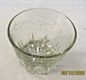 Geriffelter Eiskübel oder Glasschüssel mit geätzten Blättern Design 5,5" tief, 6" Durchmesser - Bild 1 von 3