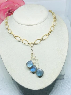 COLLAR DE ESLABONES OVALADOS TEXTURIZADOS 14 KGF CON LÁGRIMAS LABRADORIADAS TRIPLES FACETADAS Foto 1 de 4