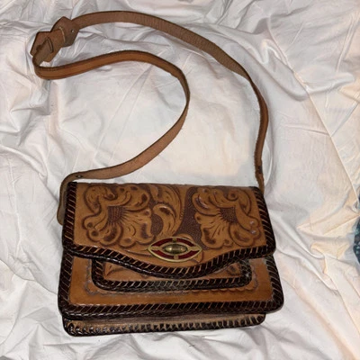 Bolso de hombro Western de cuero marrón con flores y lindo cierre Foto 1 de 4