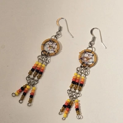 Pendientes colgantes con cuentas de semillas atrapasueños hechos a mano tonos fuego Foto 1 de 3