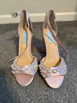 Betsey Johnson 圆形粗跟,粉色缎面和珍珠串珠,踝带 — 第 1/4 张图片