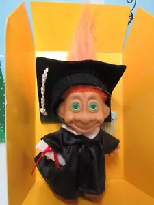 GRADUATE - Trollkins Troll Doll 5" - NUOVO IN CONFEZIONE - Foto 1 di 11
