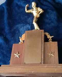 Trofeo body building Mr. Rocky Mountain 1954 vintage 1° posto Ray Mcquire - Foto 1 di 4