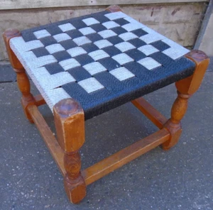 Taburete de pie de madera con tapa de cuerda de plástico tejido vintage negro/gris por favor leer - Imagen 1 de 12
