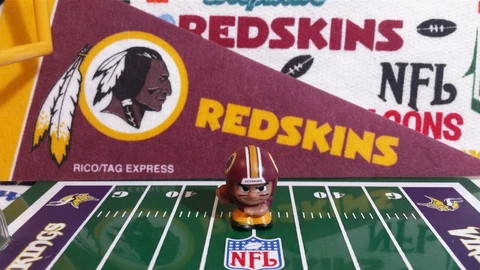 NFL Teenymates Washington Redskins Quarterback (QB/yellow pants) figurine Cover