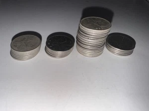 Lote de 30 cuartos de plata canadiense 25c años 50’s a 1986 80% mayormente años 60’s - Imagen 1 de 3