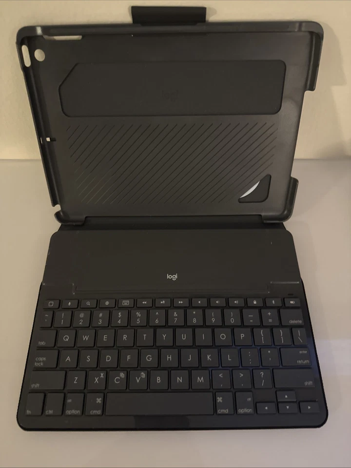 Funda delgada tipo folio Logi Y-R0051 para iPad con teclado Bluetooth 820-008847 Foto 1 de 4