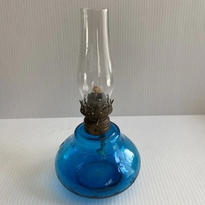 1890er HÜBSCHE BLAUE PETROLEUM ÖL FUNKELN MINI KINDER NACHTLAMPE BRENNER & KAMIN - Bild 1 von 8