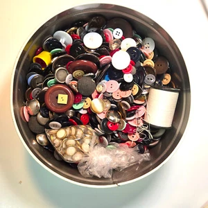 Un gran manojo de botones en 2 latas antiguas y una bolsa. - Imagen 1 de 7
