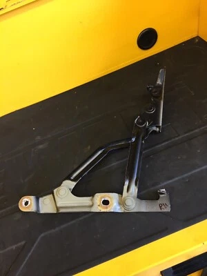 Шарнир пассажирского багажника 2003-2008 Mazda 6 от оригинального производителя правая сторона - Изображение 1 из 3