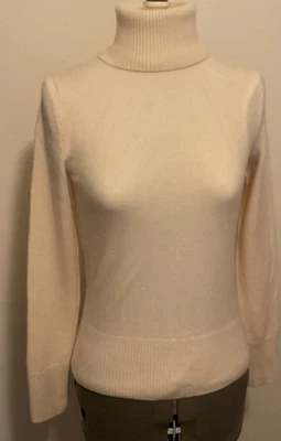 SUÉTER DE CACHEMIR CUELLO ALTO CREMA LUNA ROJA MANGA LARGA TALLA PEQUEÑA Foto 1 de 4