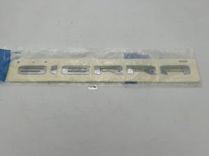 Placa de identificación GMC Sierra 2019-2025 emblema de puerta trasera 23400374 OEM nuevo - Imagen 1 de 3