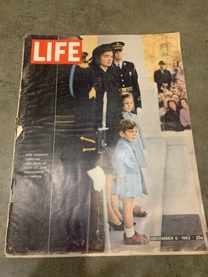 LIFE Magazine; Mrs. Kennedy & John Jr Wait to Join procession (December 6, 1963) Foto 1 de 4
