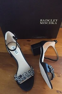 Neu im Karton Badgley Mischka schwarze Leder-Sandalen mit Schmucksteinen verziert Knöchelriemen 7M - Bild 1 von 7