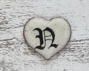 Vintage Emaille 1970er Mini Herz weiß N Buchstabe Geschenk Name Liebe süß Deko - Picture 1 of 3