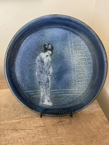 "Plato de cerámica de estudio asiática dama azul decorativo redondo 11"" firmado Leighton" - Imagen 1 de 10