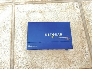 Hub double vitesse Netgear 4 ports 10/100 Mbps ( DS104 d'occasion, sans alimentation ) - Photo 1/3